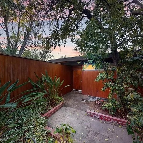 Thumbnail of p-ca40pe6ruqh-267599020aff494a 1