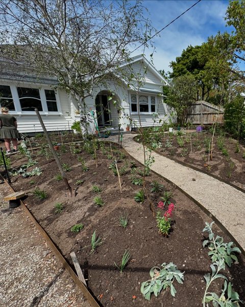 Thumbnail of p-dblgrhzzuzf-4ef79995513a42f6 3