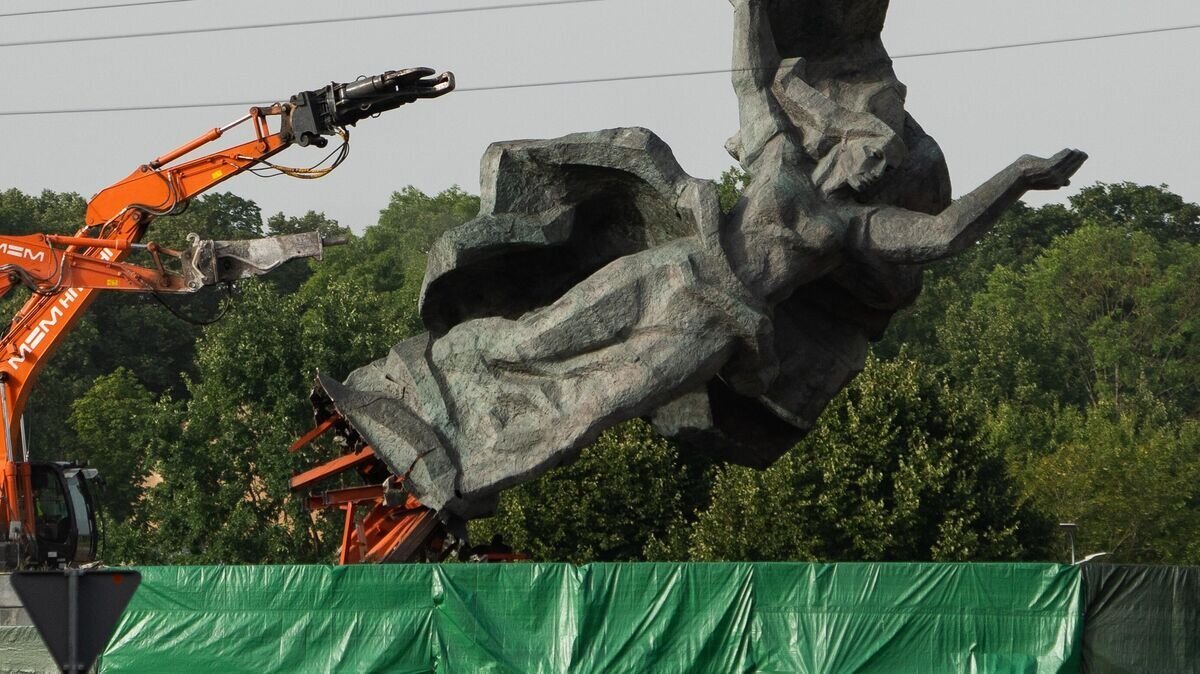 Thumbnail of www-x-com-vylvrngynn-status-1956599985581035865-5feb39d2f47b4b33