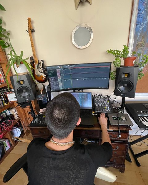 Thumbnail of p-cdlx2kvi6ed-97e0f33a3c594cd9 2