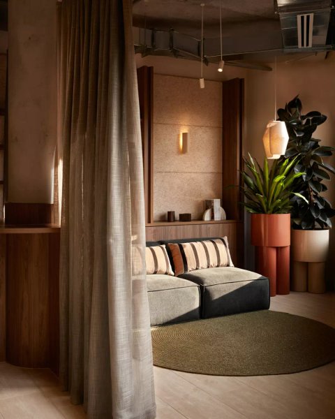 Thumbnail of p-dmm2emzvhhx-c42a2ca747764f47 2