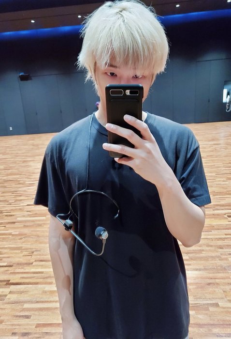 Thumbnail of www-x-com-bts-twt-status-1389110301195341827-13a71eb391544983