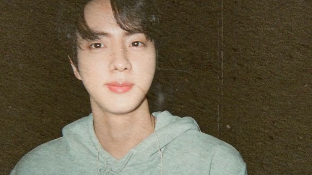 Thumbnail of www-x-com-eb0yseokjin-status-1527110045212631040-15b4ae7623754a70