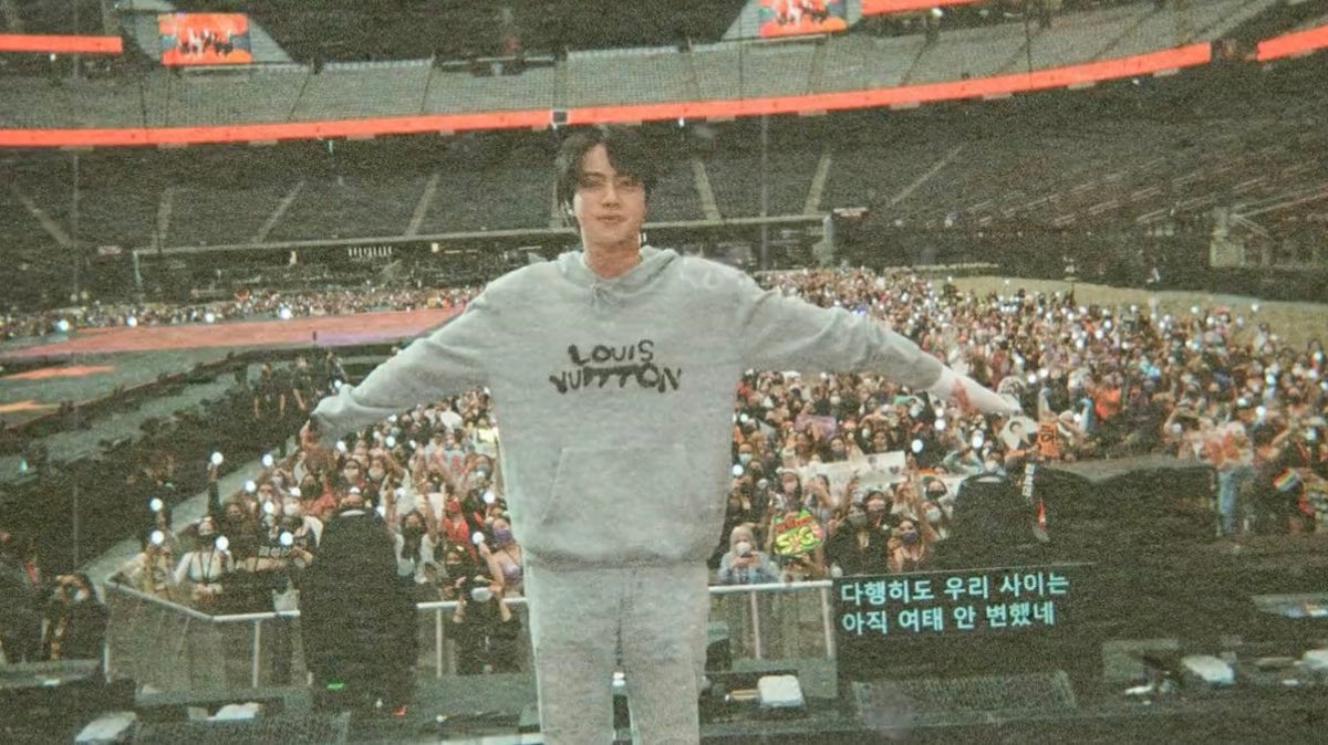 Thumbnail of www-x-com-eb0yseokjin-status-1527110045212631040-15b4ae7623754a70