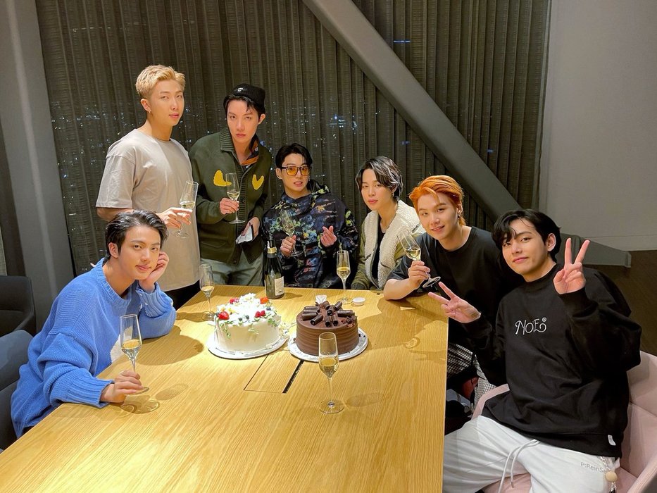 Thumbnail of www-x-com-bts-bighit-status-1462661453622562819-31f7ea55a6cf4429