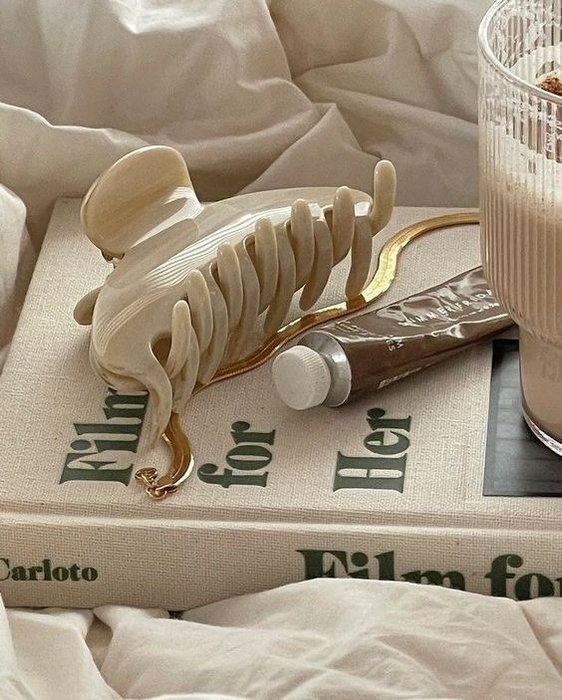 Thumbnail of www-x-com-shewearprada-status-1615403879252004866-583399c9cc8049f5