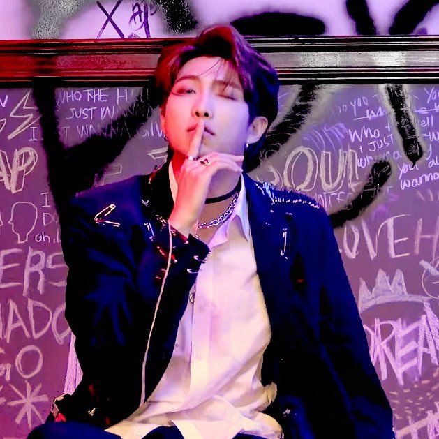 Thumbnail of www-x-com-kimnamjoonpics-status-1385522674852577285-5acebf2e194c4c57