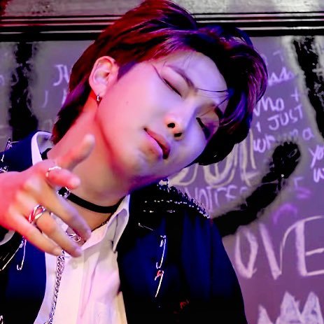 Thumbnail of www-x-com-kimnamjoonpics-status-1385522674852577285-5acebf2e194c4c57