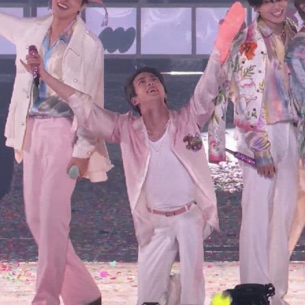 Thumbnail of www-x-com-jinjoo-bts-status-1515997986215530496-800a1d49792a4155