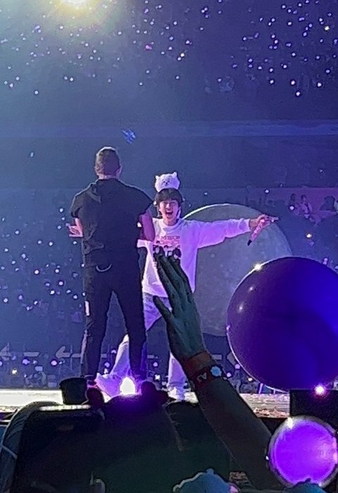 Thumbnail of www-x-com-jiniefolder-status-1490345438146404364-a955b0c0a9c74dcc