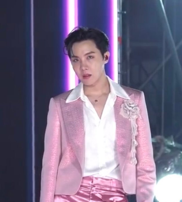 Thumbnail of www-x-com-jhopecentric-status-1373191054560665600-b4ab26c645384cd0