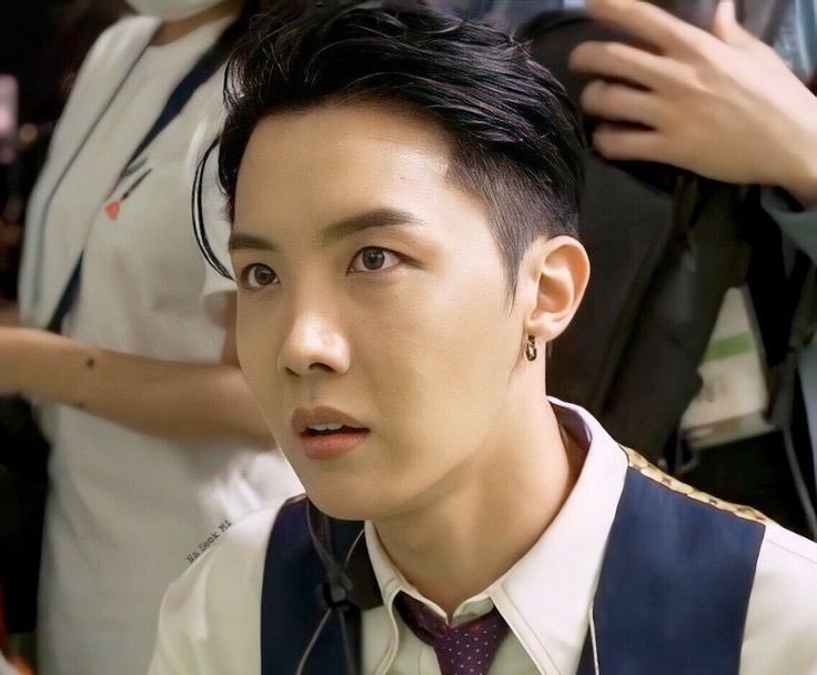 Thumbnail of www-x-com-jhopecentric-status-1373191054560665600-b4ab26c645384cd0