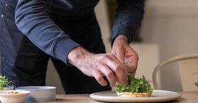 Thumbnail of Sterrenchef Emile van der Staak doet thuis niet moeilijk: ‘Mijn mes komt gewoon van IKEA’