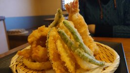 Thumbnail of 【さぬき市】郊外の一般店なのに平日閉店まで行列の大ヒット讃岐うどん店！天ぷらも抜群の美味しさ！ 大満足の「麺処 まはろ」