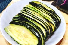 Thumbnail of 【なすはこうすると最短で激ウマに!】「漬けてすぐウマいって何事」レシピ・作り方|Tasty