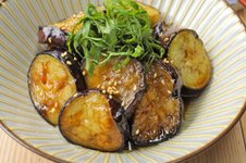 Thumbnail of 「なすはこの味付けが一番ウマいね」「冷蔵庫に常備しとこ」家族全員がどハマりした！なすの簡単おかずレシピ