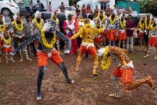 Thumbnail of Pili vesha folk art: dancing to the beat