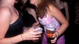 Thumbnail of Alkoholkonsum von Jugendlichen: Mami, Papi, krieg ich Bier?