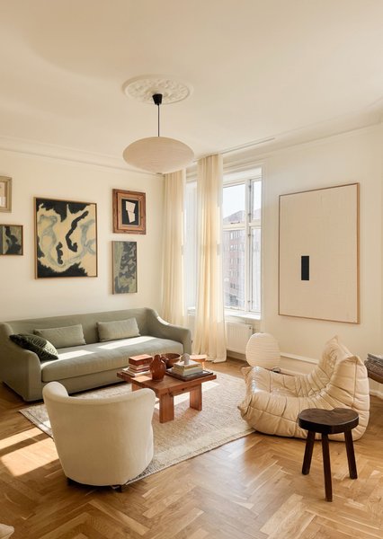 Thumbnail of So schuf sich Simone Polk in Kopenhagen ein lichtdurchflutetes Zuhause mit viel Kunst und Salbeigrün